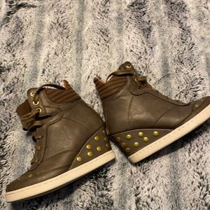 Report wedge sneakers